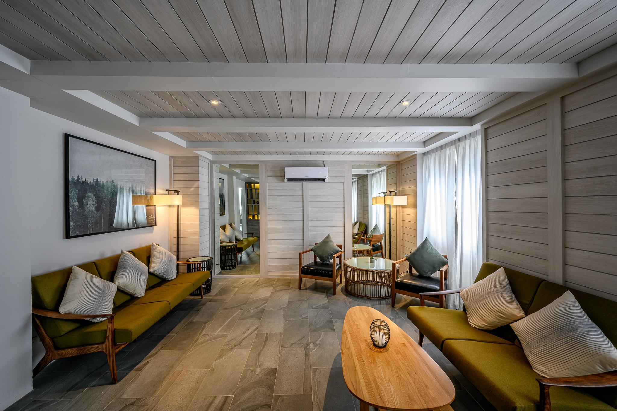 Namaka Resort Kamala المظهر الخارجي الصورة The living room of a suite at the hotel